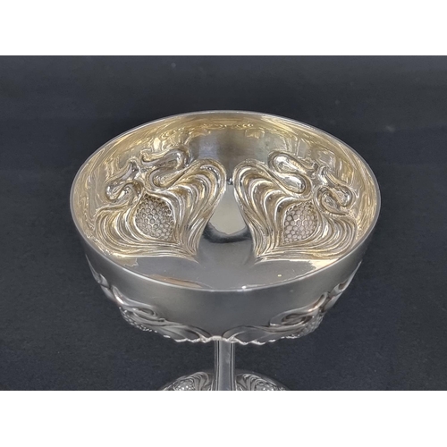 624 - An Art Nouveau silver goblet, by Goldsmiths & & Silversmiths Co Ltd, Sheffield 1901, 14cm hi... 