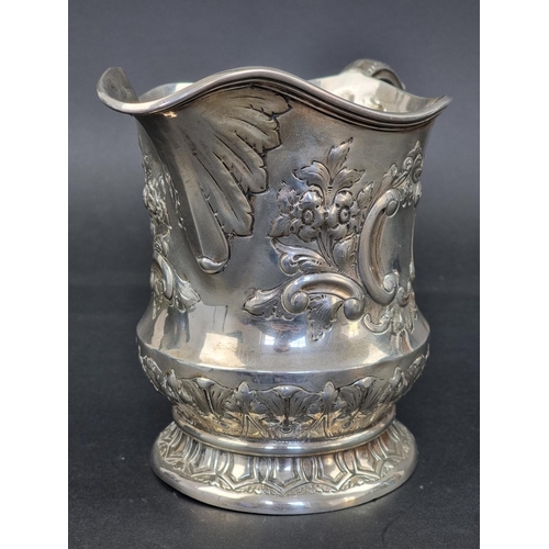 627 - An Edwardian silver repousse jug, by George Nathan & Ridley Hayes, Chester 1904, 15.5cm high, 43... 