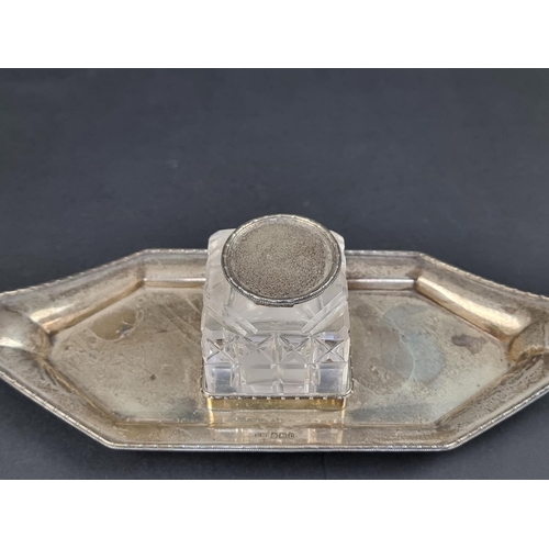 639 - A silver inkstand, by Lee & Wigfull, Sheffield 1920, 25cm long, 203g weighable.