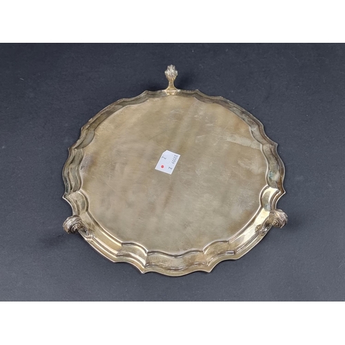 643 - A silver piecrust card tray, by John Taylor Ltd, Birmingham 1981, 21cm diameter, 345g.... 