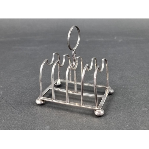 666 - A silver four division toast rack, by George Nathan & Ridley Hayes, Chester 1911, 10cm wide, 113... 