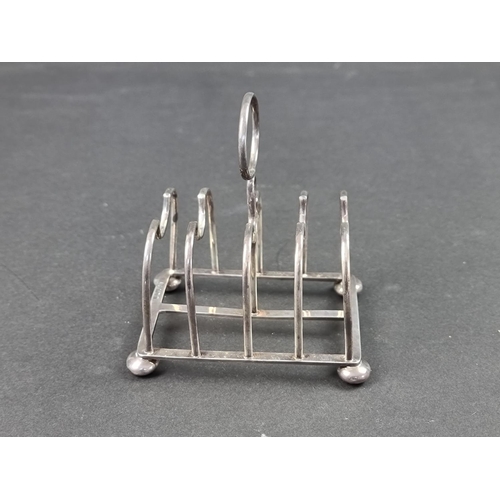 666 - A silver four division toast rack, by George Nathan & Ridley Hayes, Chester 1911, 10cm wide, 113... 