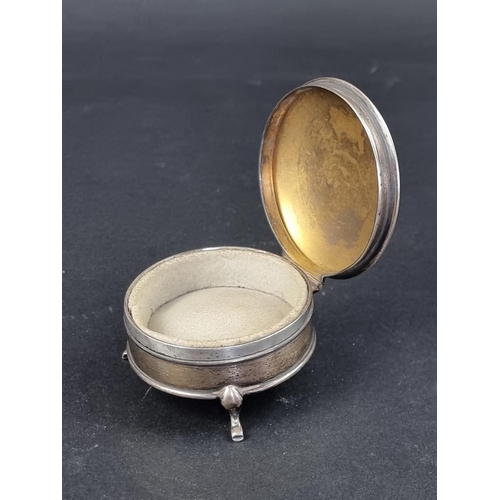 670 - A small engine turned silver mounted jewellery box, by Horton & Allday, Birmingham 1915, 8cm dia... 