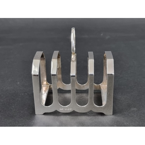 671 - A silver four division toast rack, by Viners, Sheffield 1958, 9.5cm wide, 111g.