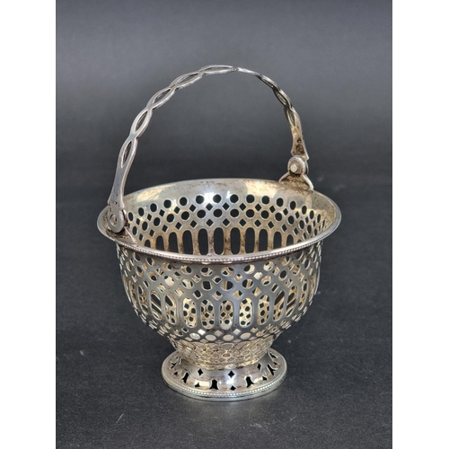 675 - An Edwardian silver basket, by Barker Brothers, Birmingham 1905, height including handle 13cm, 83g.... 