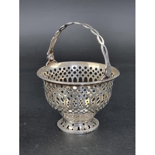 675 - An Edwardian silver basket, by Barker Brothers, Birmingham 1905, height including handle 13cm, 83g.... 