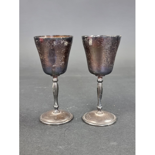 678 - A cased pair of silver goblets, by Charles S Green & Co Ltd, Birmingham 1972, 11.5cm high, 151g.... 