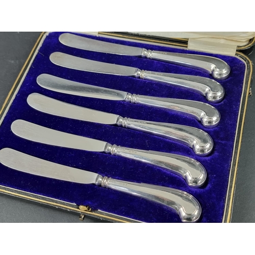 687 - A cased set of six silver handled pistol grip tea knives, by Stokes & Ireland Ltd, Chester 1914,... 