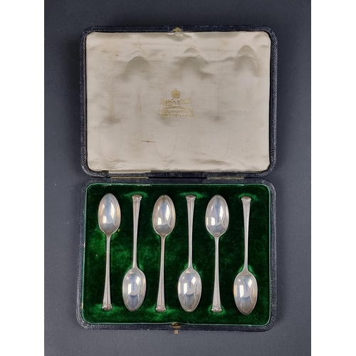 688 - A cased set of six Edwardian silver teaspoons, Josiah Williams & Co, London 1908, 57g.... 