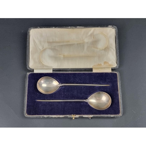 689 - A cased pair of silver spoons, having serpent head decoration to stems, by Thomas Bradbury &... 