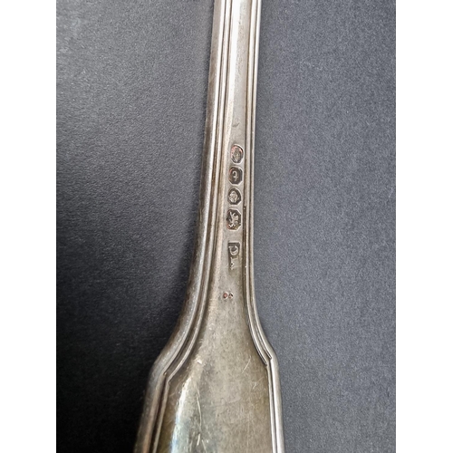 702 - A William IV silver fiddle, thread and shell pattern soup ladle, by Mary Chawner, London 1834, 300g.... 