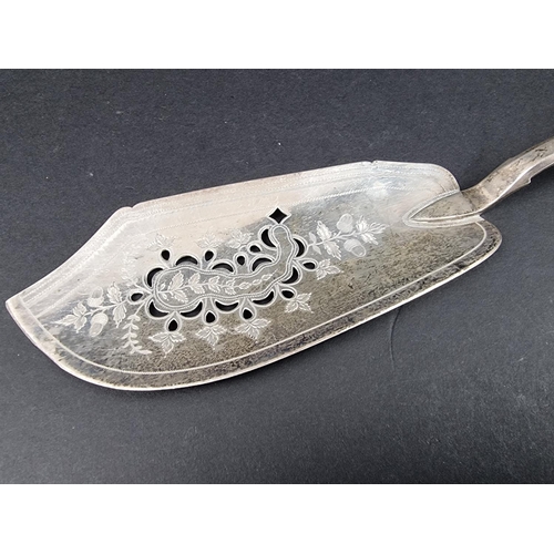 709 - A George III silver fish slice, by Naphtali Hart, London 1814, 106g.