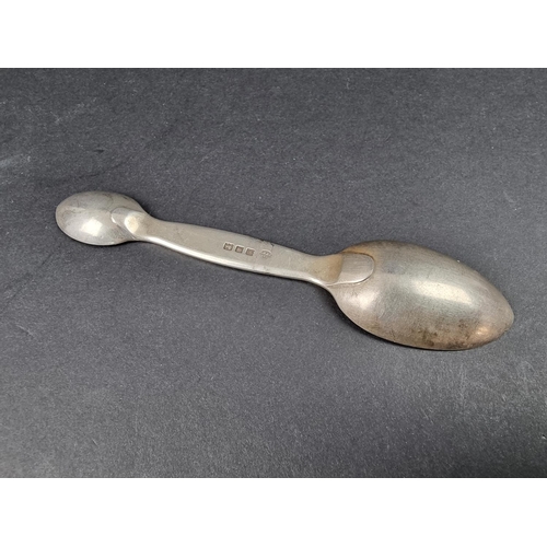 713 - A silver double ended medicine spoon, by Francis Higgins & Son Ltd, London 1924, 13cm, 28g.... 