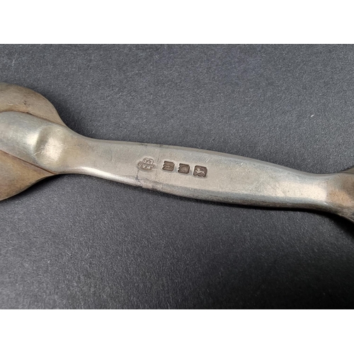 713 - A silver double ended medicine spoon, by Francis Higgins & Son Ltd, London 1924, 13cm, 28g.... 