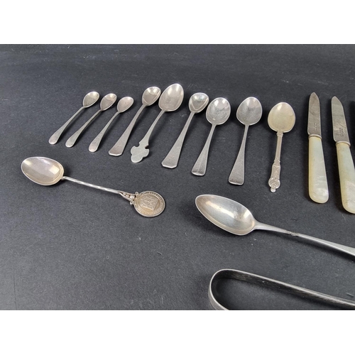 722 - A small quantity of silver tea and coffee spoons; together with four mother-of-pearl handles tea kni... 