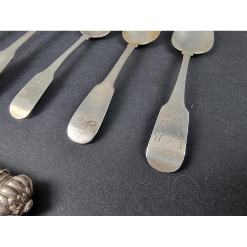 723 - Eight Irish and Scottish silver teaspoons and dessert spoons, 156g; together with five horn teaspoon... 