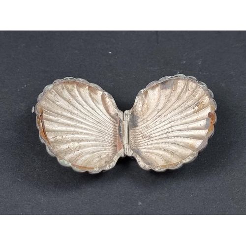 751 - A vintage white metal scallop shell purse, 6cm wide.