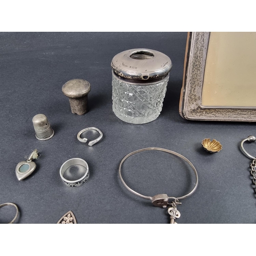 763 - A group of silver items, to include: two pocket watches; a purse; and a photograph frame.... 