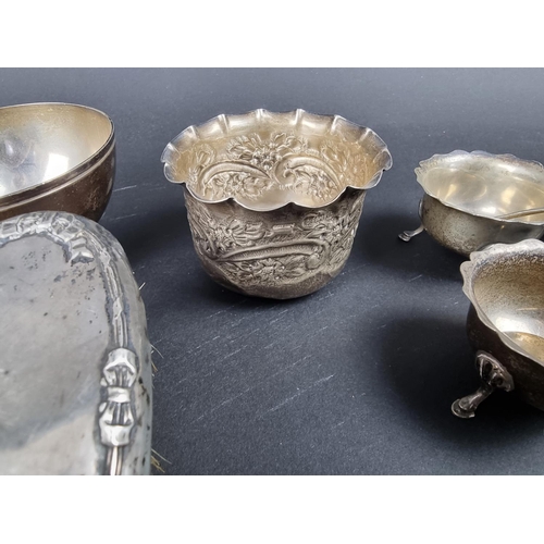 768 - A quantity of silver, to include: a sugar bowl; a cased cake slice; three silver mounted hairbrushes... 