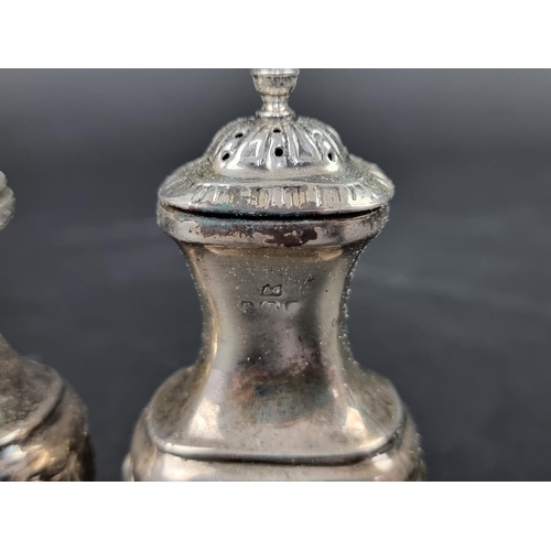 779 - A pair of Edwardian silver pepperettes, by Jones & Crompton, Birmingham 1902, 9.5cm high, 77g.... 