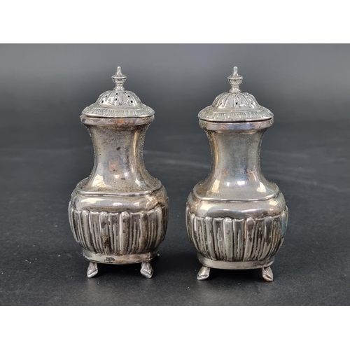 779 - A pair of Edwardian silver pepperettes, by Jones & Crompton, Birmingham 1902, 9.5cm high, 77g.... 