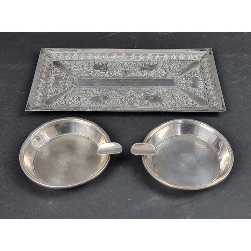 812 - A pair of engine turned silver ashtrays, by G W Lewis & Co, Birmingham 1946, 8cm diameter, 66g; ... 