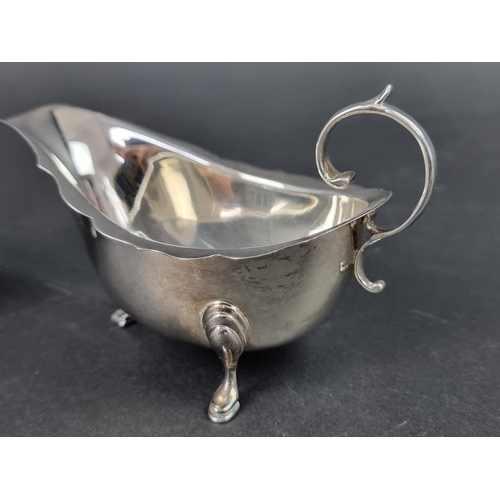 813 - A pair of silver sauce boats, by A Chick & Sons Ltd, London 1976, 14cm wide, 195g.... 