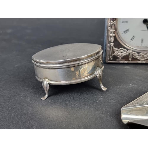 820 - A silver combined clock and photograph frame, by Kitney & Co, London 1993, with easel back, 10cm... 