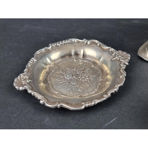 827 - A pair of metal bonbon dishes, stamped '291B', 8cm diameter; together with a lidded metal pill box; ... 