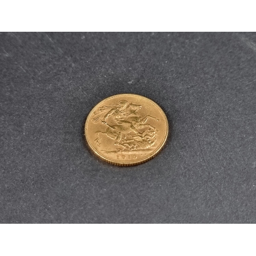 836 - Coins: an Edward VII 1910 gold sovereign.