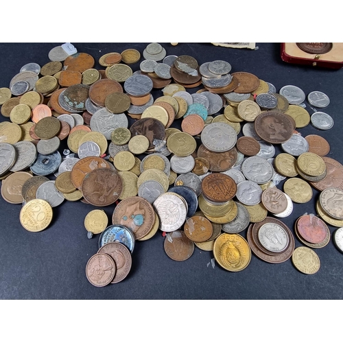 883 - Coins: a quantity of UK and world coins; to include a Trafalgar 2005 five pound coins; and two life ... 