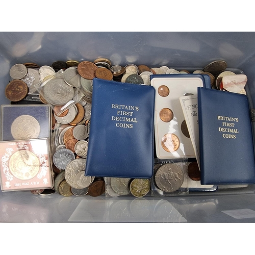 901 - Coins: a quantity of UK and world coins; together with banknotes.