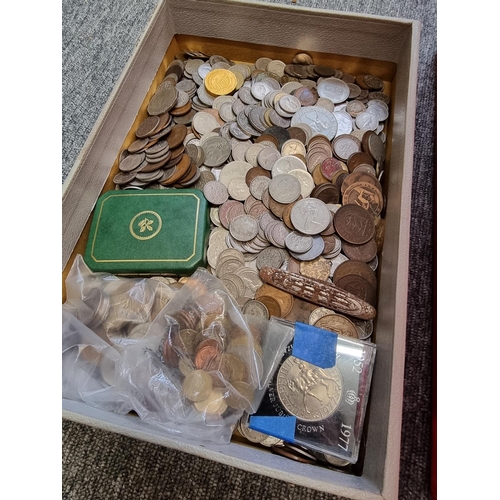 902 - Coins: a large collection of UK and world coins.