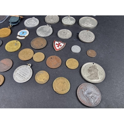 902A - Coins: a quantity of UK and world coins.