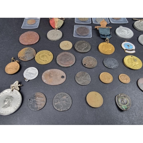 902A - Coins: a quantity of UK and world coins.