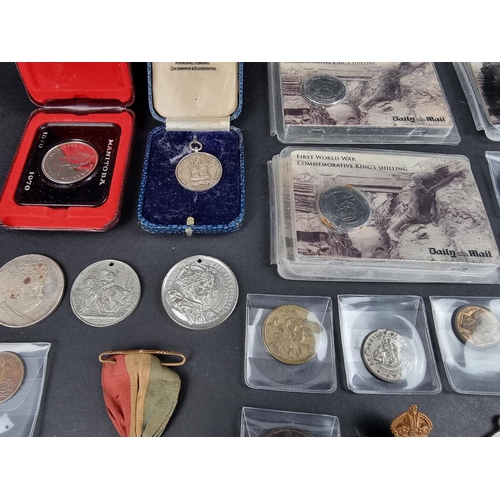 902A - Coins: a quantity of UK and world coins.