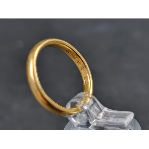 903 - A 22ct gold wedding band, 4.7g.