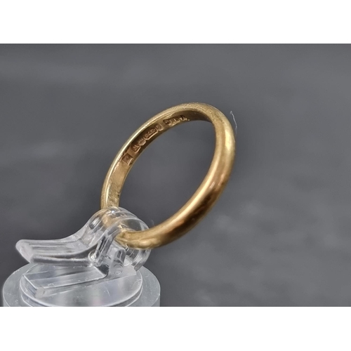 905 - A 9ct gold wedding band, size O, 2.9g.