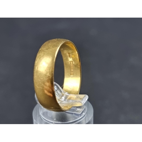 906 - A 22ct gold wedding band, size T 1/2, 7.7g.