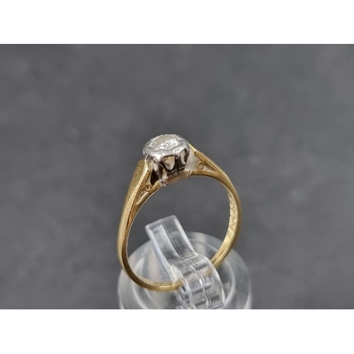 916 - A yellow metal diamond solitaire ring, stamped '18ct/plat', size N.