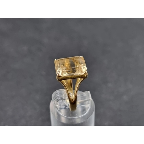 923 - A citrine ring, faintly stamped 750, size M.