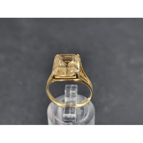 923 - A citrine ring, faintly stamped 750, size M.