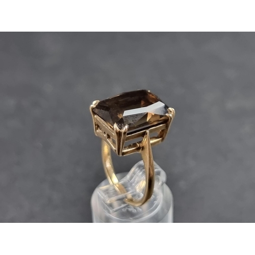 928 - A 9ct gold cocktail ring, set large faceted smoky quartz, size M 1/2, gross weight 6.3g.... 