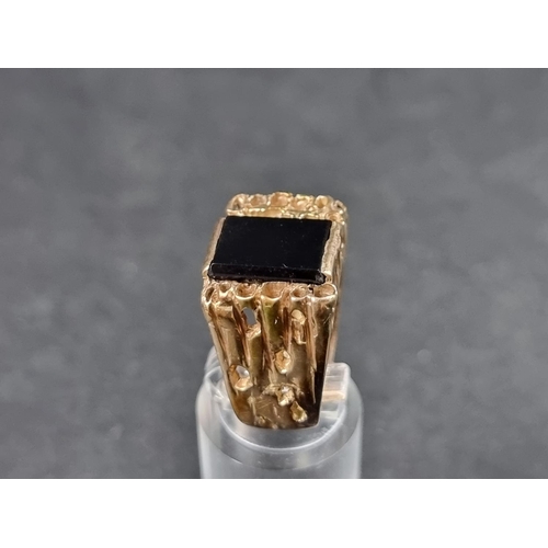 939 - A 9ct gold ring, set black onyx, London 1970, gross weight 12.7g.