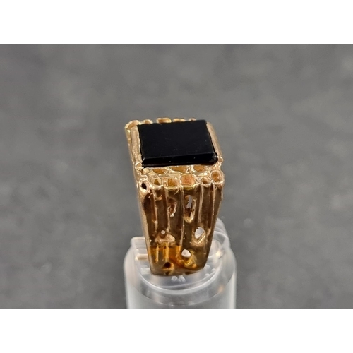 939 - A 9ct gold ring, set black onyx, London 1970, gross weight 12.7g.