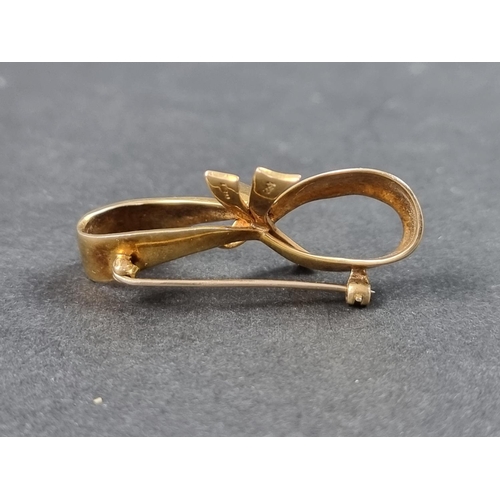 985 - A 9ct gold bow brooch, 45mm wide, 10.5g.