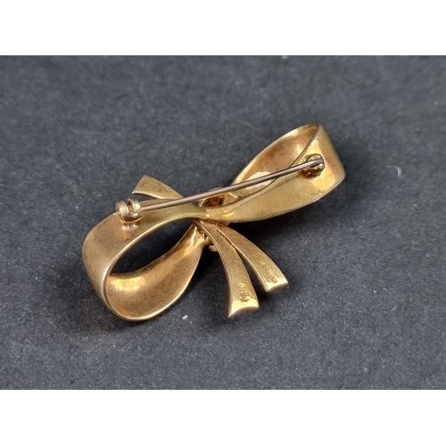 985 - A 9ct gold bow brooch, 45mm wide, 10.5g.