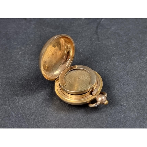 994 - A 9ct gold sovereign case, Birmingham 1913, 3mm diameter, gross weight 12.9g, (s.d.).... 