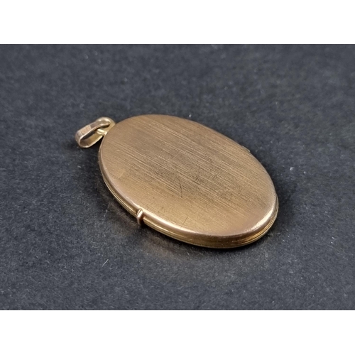 998 - A 9ct gold locket, 37mm high, 4.4g.