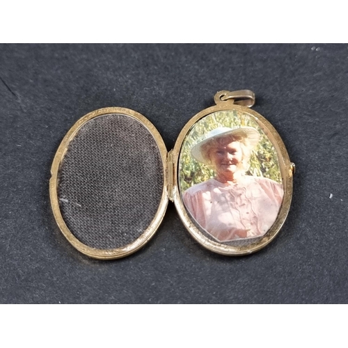 998 - A 9ct gold locket, 37mm high, 4.4g.